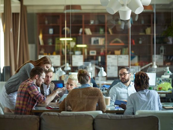 Comment les jeux de gestion comme « Prison Architect » peuvent-ils être utilisés pour discuter des enjeux du système carcéral?